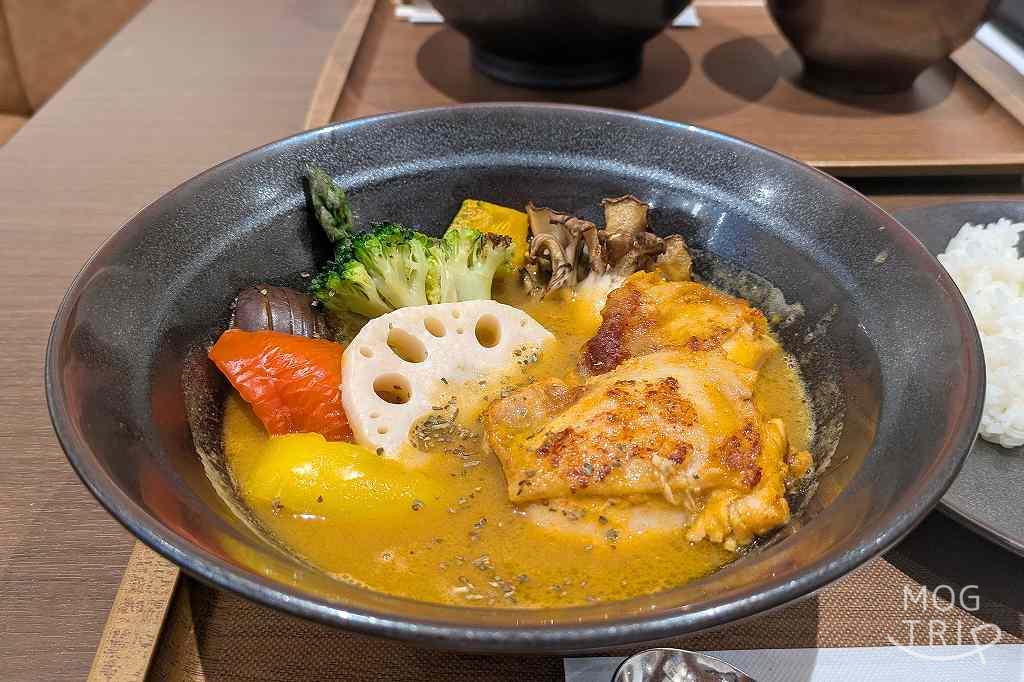 函館五島軒新千歳空港店の「五島軒欧風スープカレー タンドリーチキン」