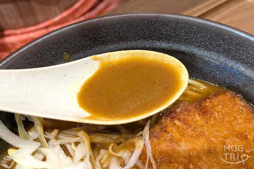 函館五島軒新千歳空港店の「五島軒カレーうどん ロースカツレツ」