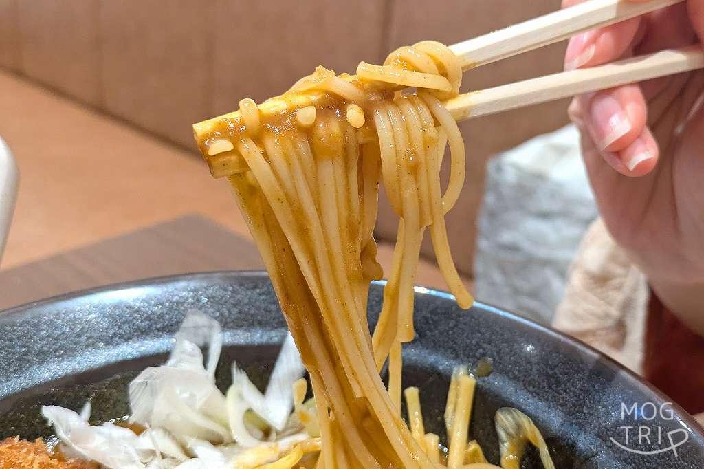 函館五島軒新千歳空港店の「五島軒カレーうどん ロースカツレツ」