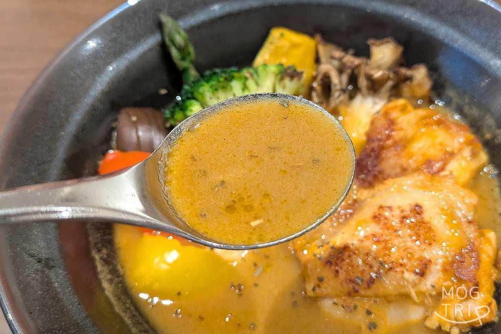 函館五島軒新千歳空港店の「五島軒欧風スープカレー タンドリーチキン」