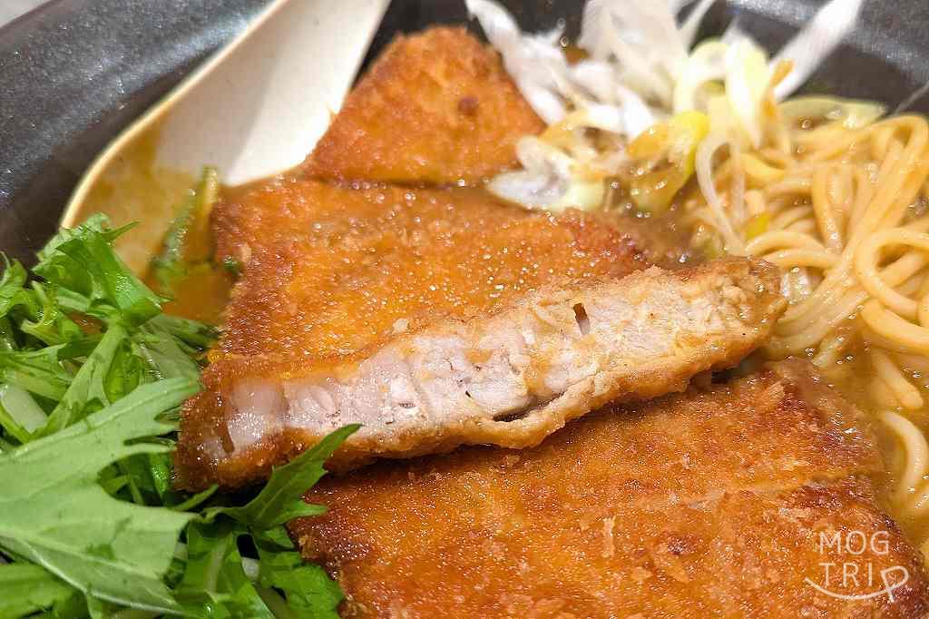 函館五島軒新千歳空港店の「五島軒カレーうどん ロースカツレツ」