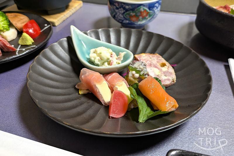 ユン二の湯の「彩り野菜と酒盗の盛り合わせ」