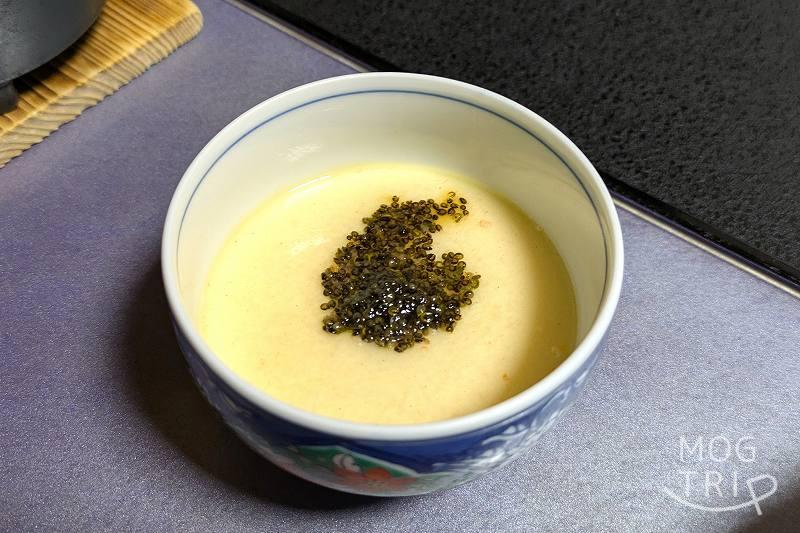 ユン二の湯の「由仁産長芋と豆乳のフラン とんぶり添え」