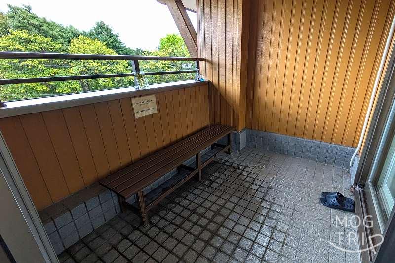 ユン二の湯の「ベンチのあるテラス」
