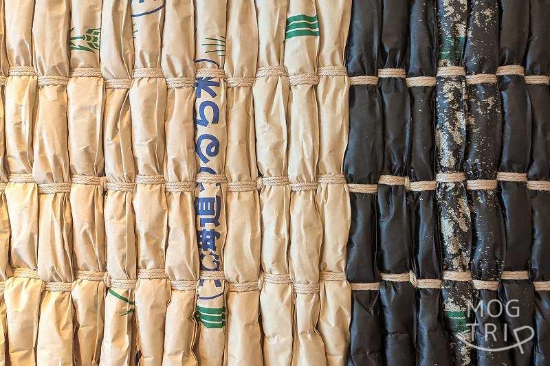 ハイアットセントリック札幌の米袋に新聞紙を巻き込んだアート