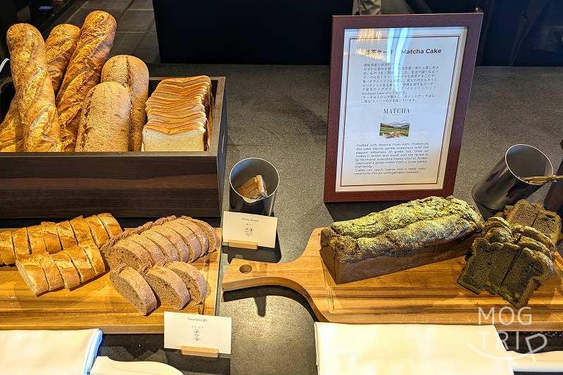 ハイアットセントリック札幌の朝食ビュッフェ:パン・抹茶のケーキ