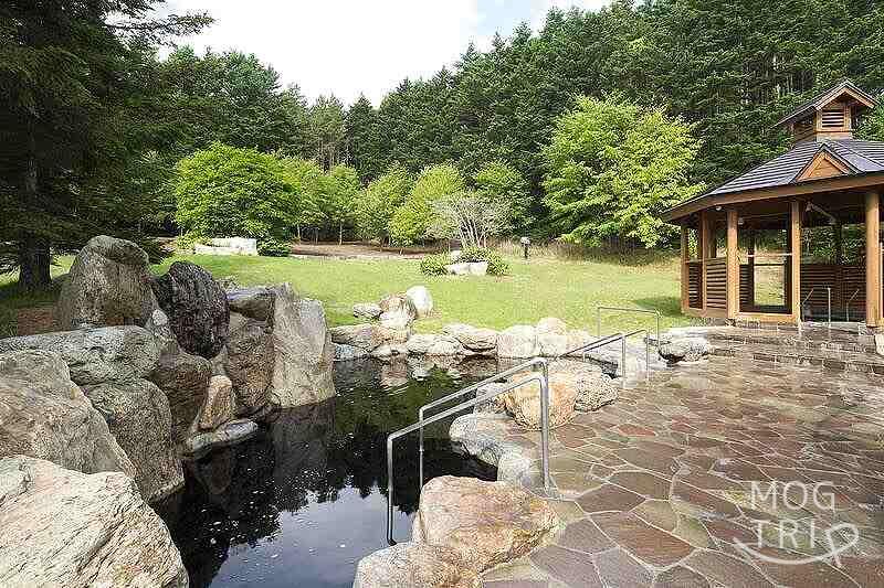 ユン二の湯の露天風呂（女湯）